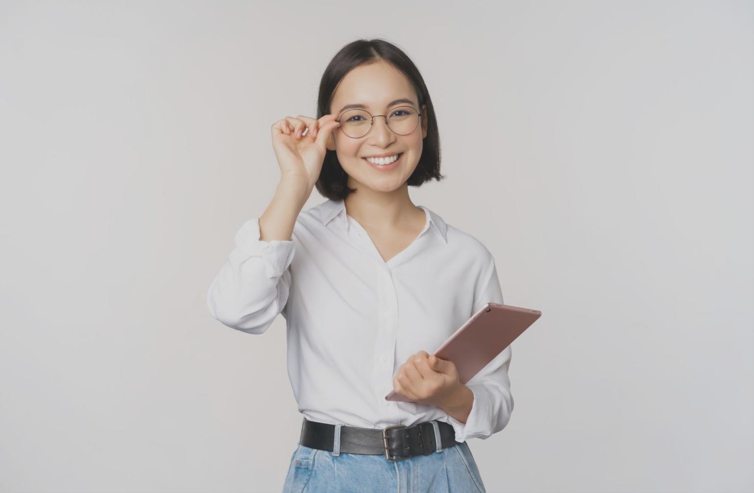 Estudiante trabajando en ejercicios de presupuesto