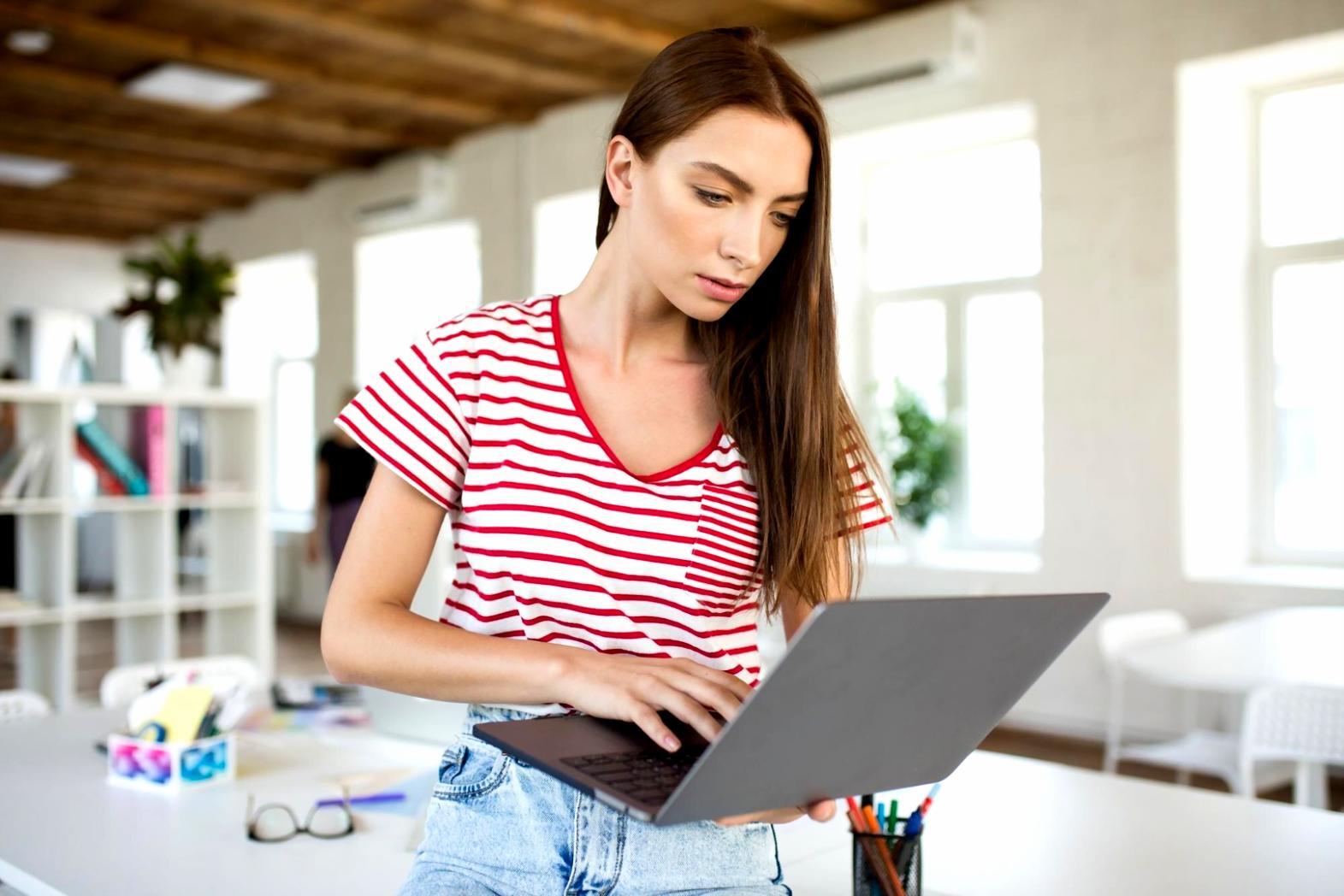 Profesionales trabajando en análisis presupuestario